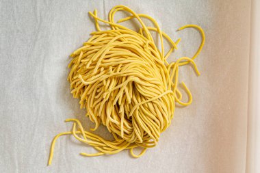 Ramen için ev yapımı çiğ erişte.