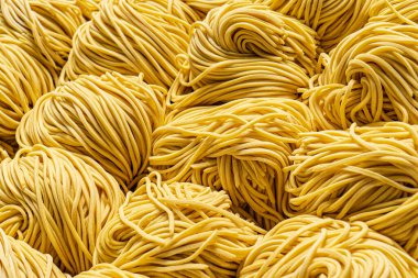 Ramen için ev yapımı çiğ erişte.