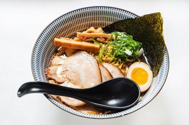 Domuz etli soya soslu ramen.