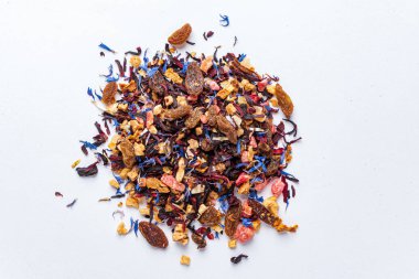 Meyve ve yapraklı siyah çay