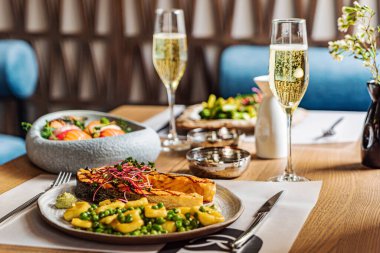 Restoranda deniz ürünleri yemeği.