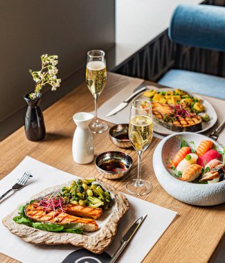 Restoranda deniz ürünleri yemeği.