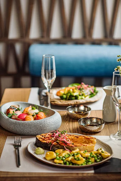 Restoranda deniz ürünleri yemeği.