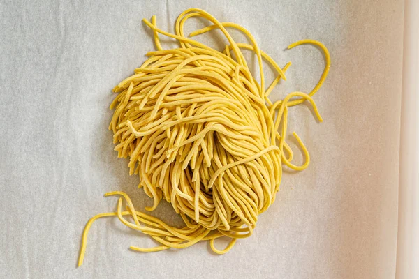 Ramen için ev yapımı çiğ erişte.