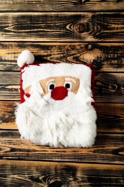 Ahşap arka planda Noel süveteri