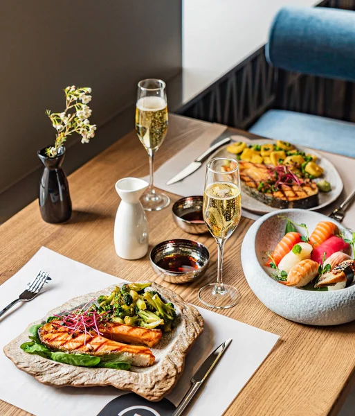 Restoranda deniz ürünleri yemeği.