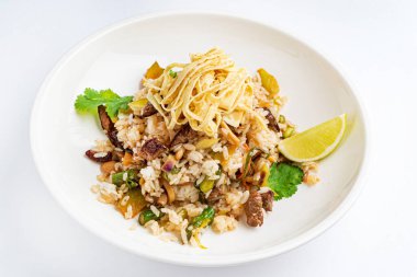 Kızarmış pilav ve sebze.