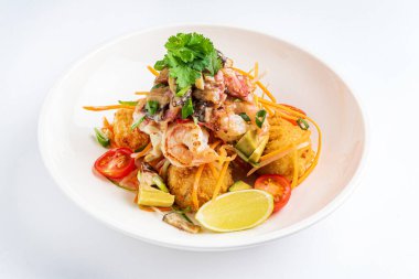 Beyaz arka planda Asya deniz ürünleri tabağı