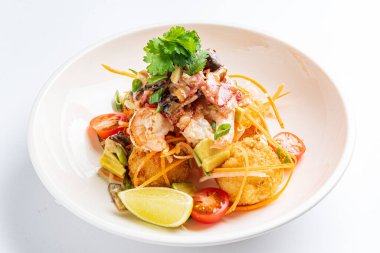 Beyaz arka planda Asya deniz ürünleri tabağı