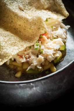 Kamçatka yengeç tartar ve beyaz şarap.