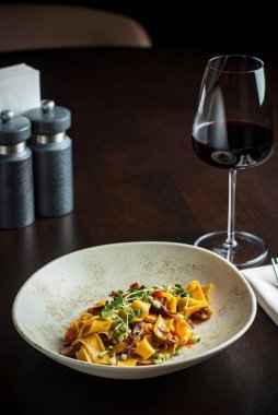 Öküz kuyruklu ve otlu Tagliatelle.