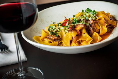 Öküz kuyruklu ve otlu Tagliatelle.