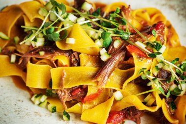 Öküz kuyruklu ve otlu Tagliatelle.