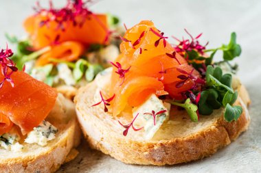 Tuzlu somon ve otlu kanepe.