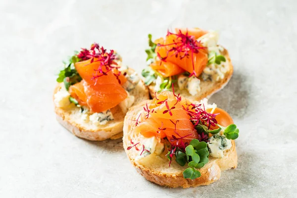 Canape Dengan Salmon Asin Dan Herbal — Stok Foto