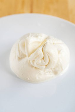 Tabakta ev yapımı burrata peyniri