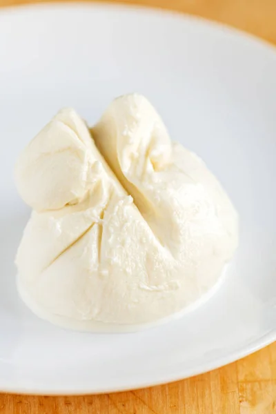 Tabakta Yapımı Burrata Peyniri — Stok fotoğraf