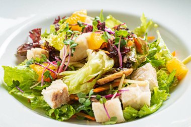 Tavuk ve sebzeli taze salata.