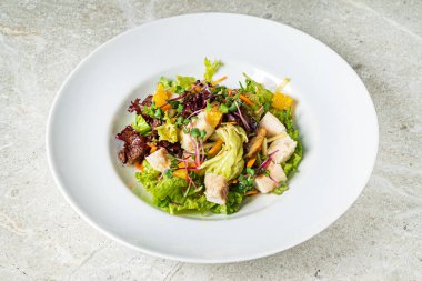 Tavuk ve sebzeli taze salata.