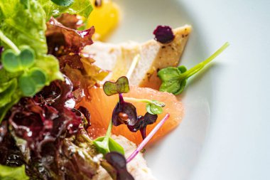 Tavuk ve sebzeli taze salata.