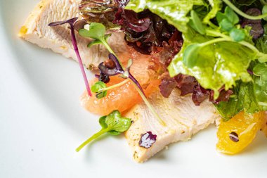 Tavuk ve sebzeli taze salata.