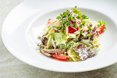 Tavuk ve sebzeli taze salata.