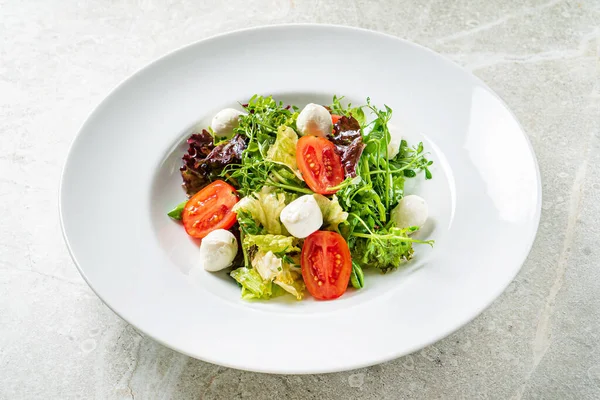 Čerstvý Salát Mozzarellou Zeleninou — Stock fotografie