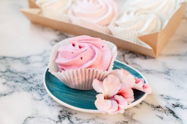 Güzel, lezzetli bir tatlı. Çiçek şeklinde Zephyr güller. 