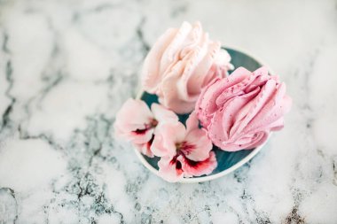 Güzel, lezzetli bir tatlı. Çiçek şeklinde Zephyr güller. 