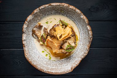 Sebzeli ve soslu biftek pirzolası.