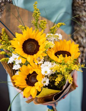 Ellerinde güzel bir buket