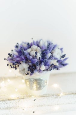 Vazoda güzel bir buket var.