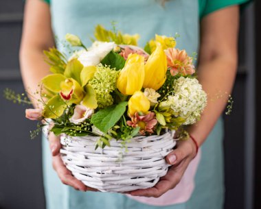 Ellerinde güzel çiçekler.