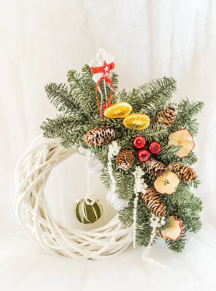 白のクリスマスの花輪 — ストック写真