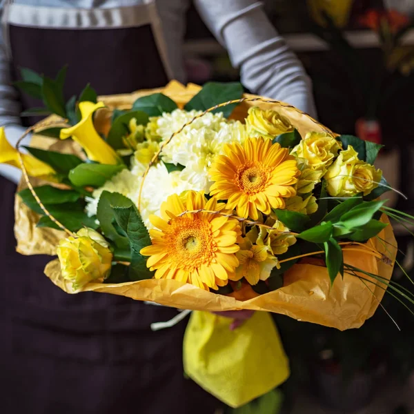 Bouquet Agradável Nas Mãos — Fotografia de Stock