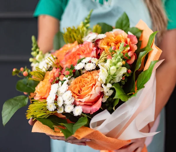 Krásné Květiny Rukou — Stock fotografie