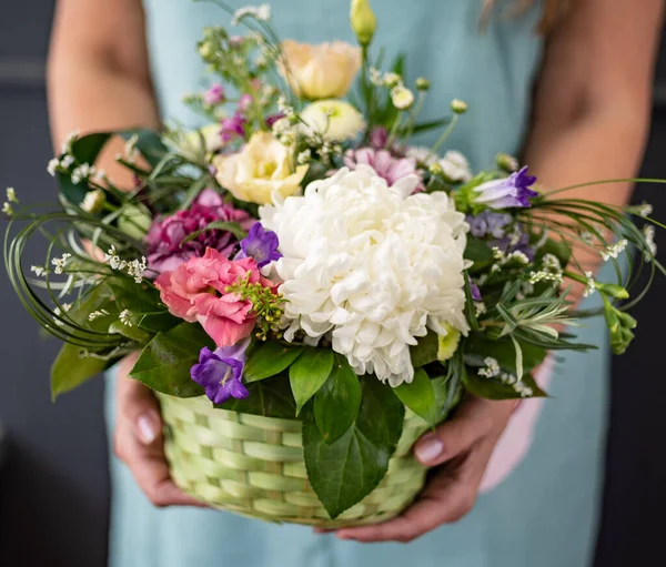 Bonitas Flores Las Manos — Foto de Stock