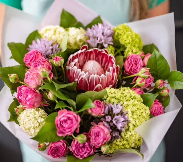 Belles Fleurs Dans Les Mains — Photo