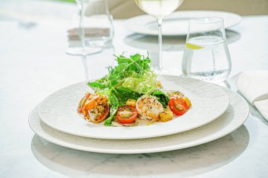 karides ve sebzeli salata