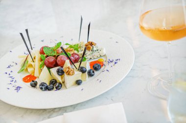 Üzümlü ve meyveli peynir tabağı