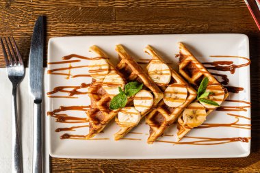 Muzlu ve karamelli Belçika waffle 'ı.