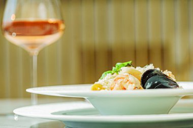 Soslu ve şaraplı deniz ürünleri makarnası.