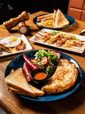 Sosisli ve salatalı omlet.