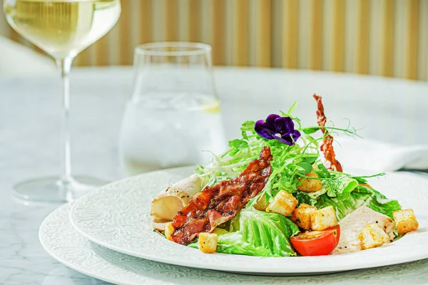 Caesar Salat Mit Hühnchen Und Speck — Stockfoto