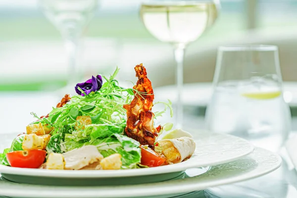 Caesar Salat Mit Hühnchen Und Speck — Stockfoto