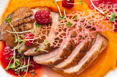 Kabaklı ördek püresi ve parmesan cipsi.