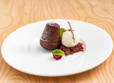 Vanilyalı dondurmalı lav keki.