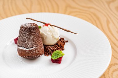 Vanilyalı dondurmalı lav keki.