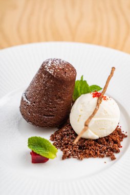 Vanilyalı dondurmalı lav keki.