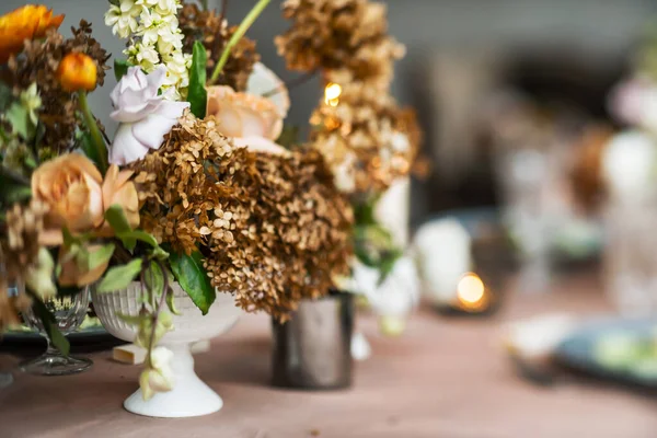 Mesa Pascua Wiht Bonitas Flores —  Fotos de Stock